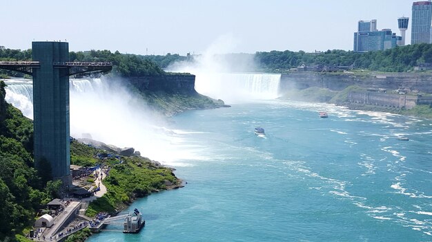 Photo scenic view of waterfall in city against clear sky