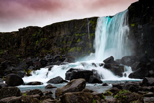 Foto la vista panoramica della cascata durante il tramonto