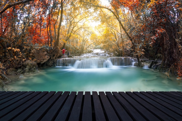 Photo scenic view of waterfall in forest during autumn