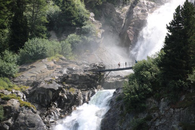 Photo scenic view of waterfall in forest