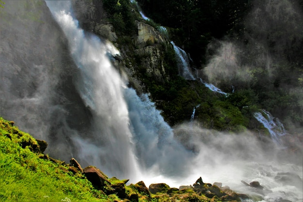 Photo scenic view of waterfall in forest