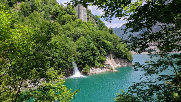 Photo scenic view of waterfall in kurobe dam