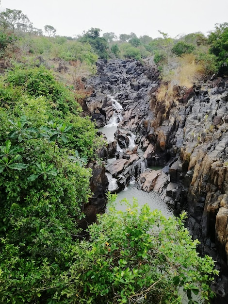 Photo scenic view of waterfall on landscape