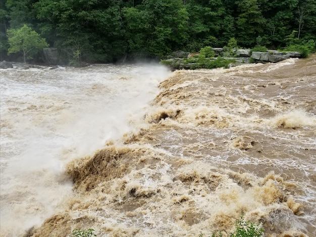 Пейзажный вид на водопад в Охиопиле