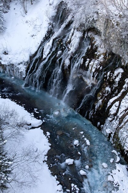 Foto la vista panoramica della cascata in inverno