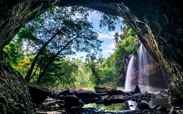 Foto la vista panoramica della cascata