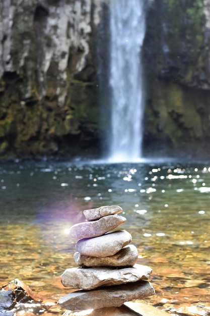 Photo scenic view of waterfall