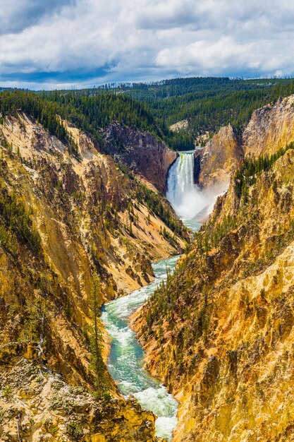 Photo scenic view of waterfall