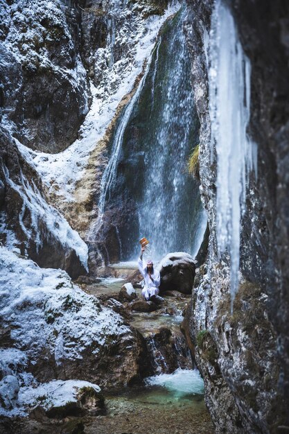 Photo scenic view of waterfall