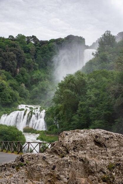 Photo scenic view of waterfall