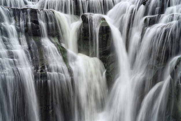 Foto la vista panoramica della cascata