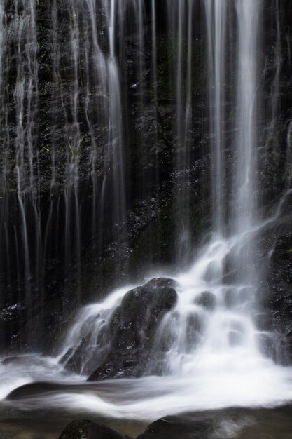 Photo scenic view of waterfall