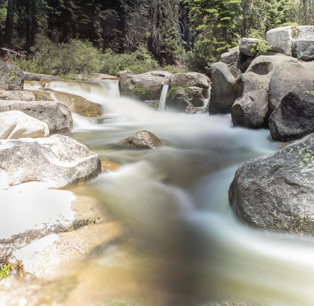 Photo scenic view of waterfall