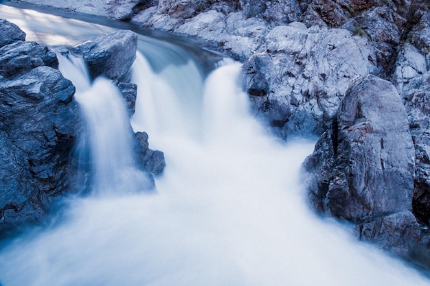 Photo scenic view of waterfall