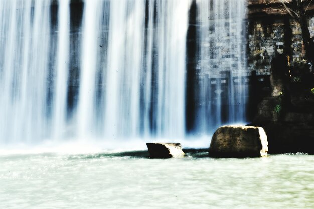 Photo scenic view of waterfall