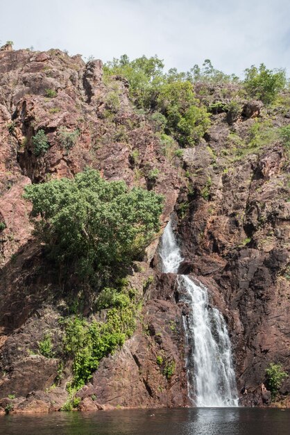 Photo scenic view of waterfall