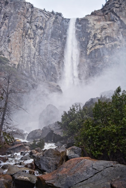 Photo scenic view of waterfall