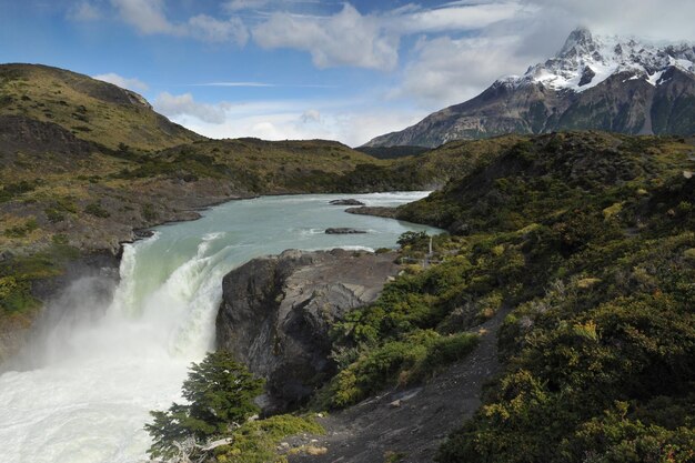 Photo scenic view of waterfall