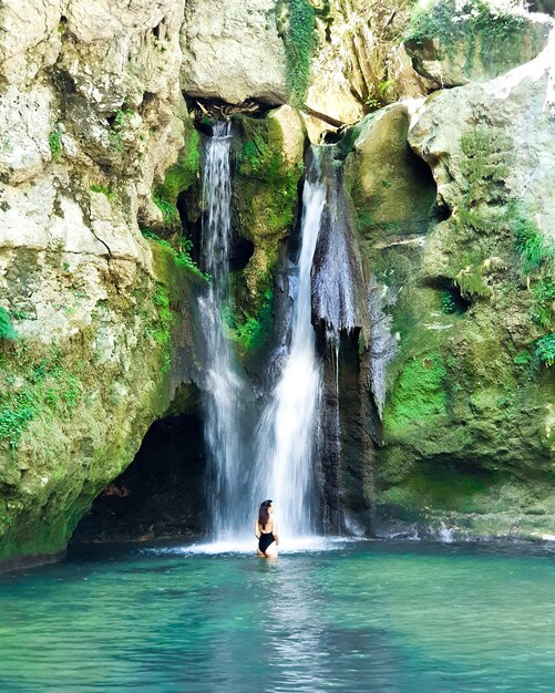 Photo scenic view of waterfall