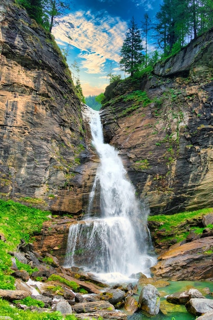 Photo scenic view of waterfall