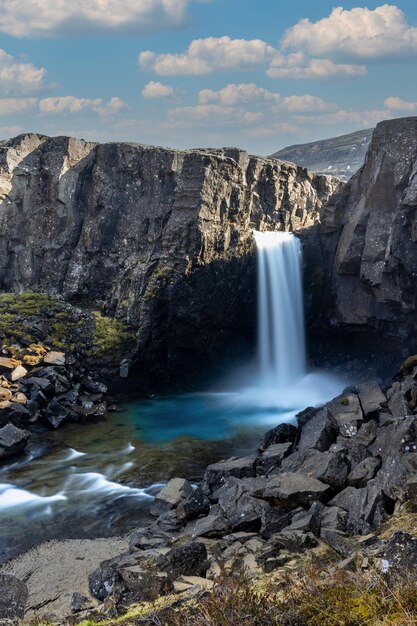 Photo scenic view of waterfall