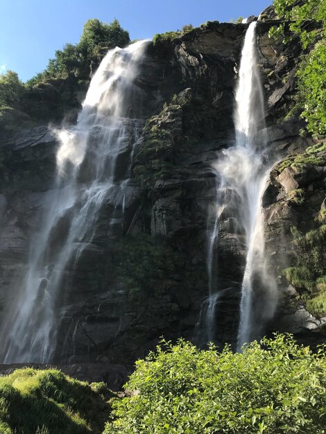 Photo scenic view of waterfall