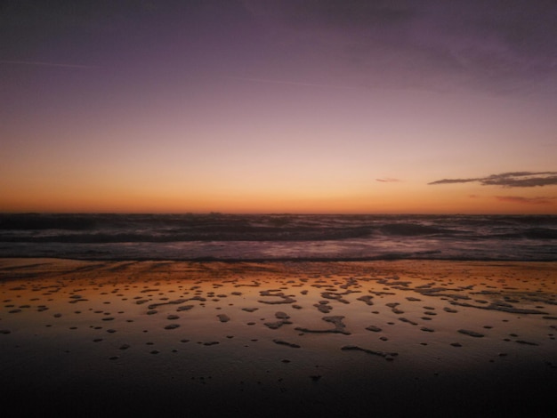 夕暮れの空を背景に湿った海岸と海の風景