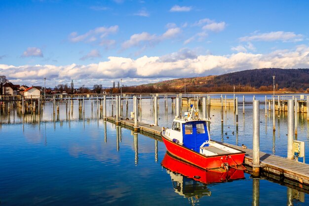 Foto vista panoramica di un palo di legno nel lago contro il cielo