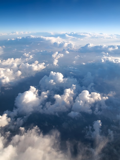 空の上の雲の上からの景観の観点