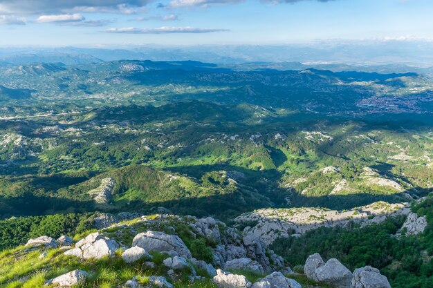 Foto il punto panoramico è in cima a un'alta montagna.