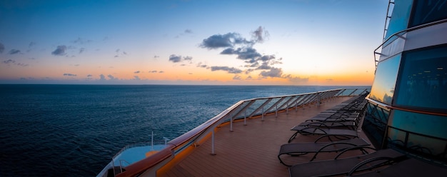 Viste panoramiche dalla lussuosa nave da crociera in vacanza ai caraibi a porto rico