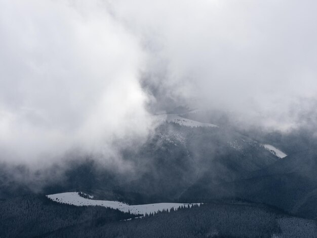 雲 を 含む 美しい 冬 の 景色