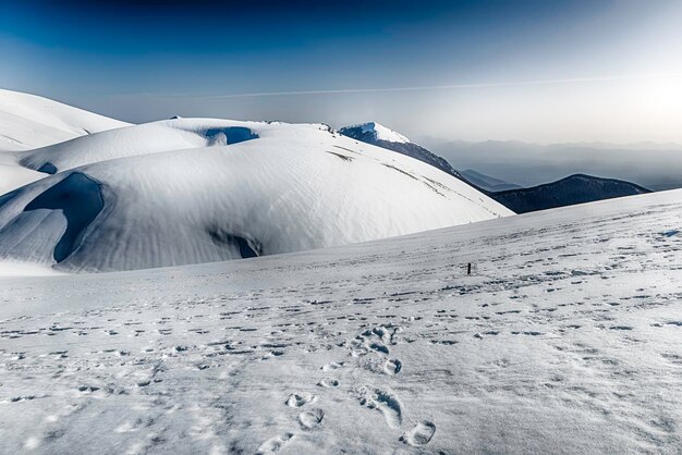 イタリア、中央アペニン山脈の観光スキータウン、カンポカティーノに位置する雪に覆われた山々のある風光明媚な冬の風景