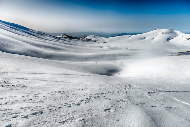 이탈리아 중부 아펜니네스(Central Apennines)의 관광 스키 마을인 캄포카티노(Campocatino)에 위치한 눈 덮인 산이 있는 아름다운 겨울 풍경