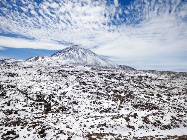 テネリフェ、カナールの雪で覆われたテイデ火山の眺めの冬の無人機無人機の眺め