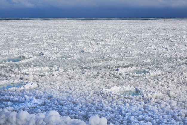 写真 空に照らしてシカゴ湖岸に沿って氷と雪の風景的な冬の景色