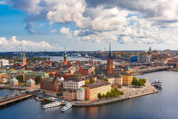 Scenic zomer luchtfoto panoramisch uitzicht op Gamla Stan in de oude stad in Stockholm, hoofdstad van Zweden