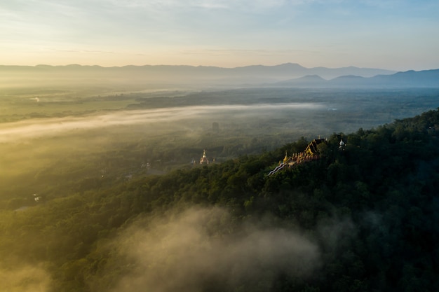 Photo scenics view of temple on mountain with dramatic sky