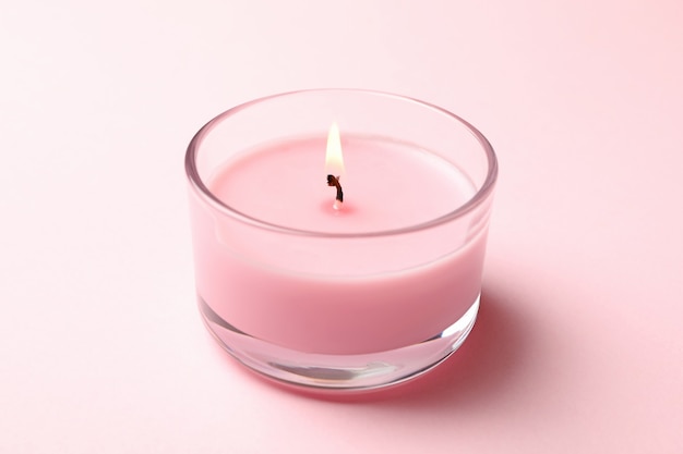 Ароматическая свеча для отдыха на розовом фоне