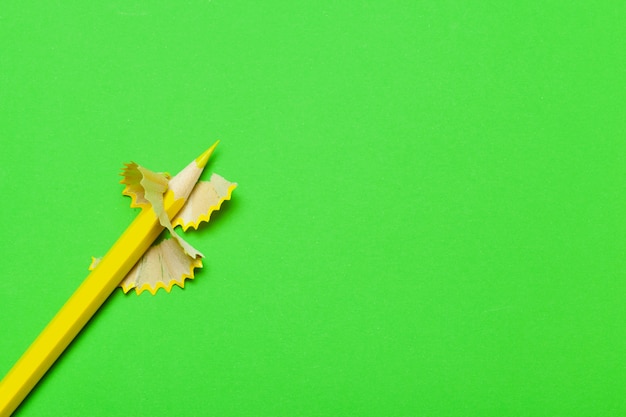 Schaafsel van potloden met papier op heldergroen