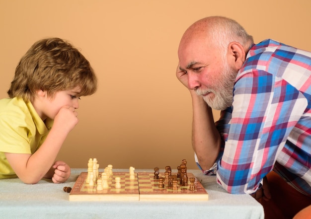 Schaakmat jongetje denk of plan schaakspel spelletjes en activiteiten voor kinderen grootvader en