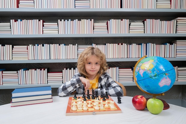 Schaakschool voor kinderen die denken over schaken het concept van leren en opgroeien van kinderen schaken
