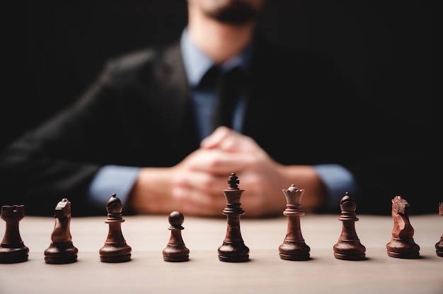 Schaakstrategie voor zakelijk leiderschap en team in succesconcept, game king leader-competitie