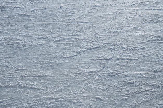 Schaatsbaan, ijs snijden, sneeuw. Wintersport.Krassen op het ijsoppervlak.Close-up foto