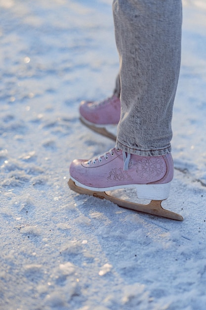 Foto schaatsen, close-up. jonge vrouw schaatsen, wintersport, sneeuw, winterpret.