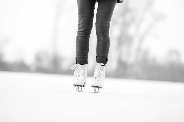 Foto schaatsen op een bevroren vijver in de winter