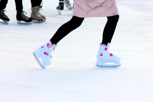 Schaatsende meisjes op de ijsbaan