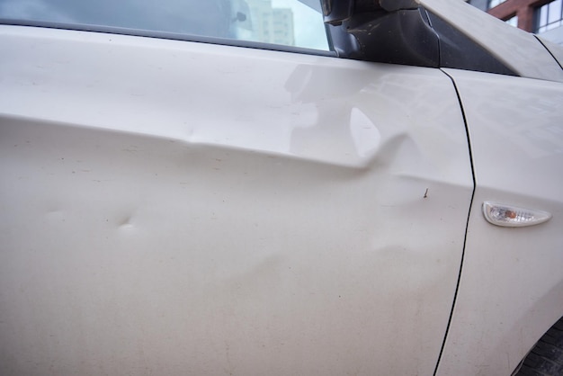 Schade aan de zijkant van de auto verkeersongeluk in het winterseizoen Schade aan een gebroken deur en beschadigde zijkantspiegel op de deur van de auto