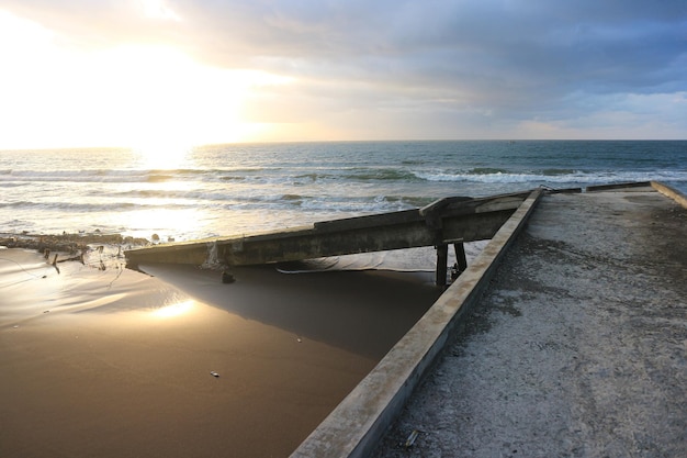 schade aan gebouwen aan de kust door de tsunami