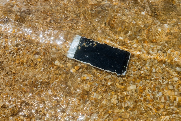 Schade smartphone liet nat water vallen bij overstroming van de oceaan